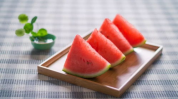 吃瓜图片网红儿童零食,吃瓜图片中的甜蜜诱惑