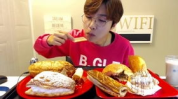 小姐姐吃薯片不讲话图片,小姐姐静享美味时光